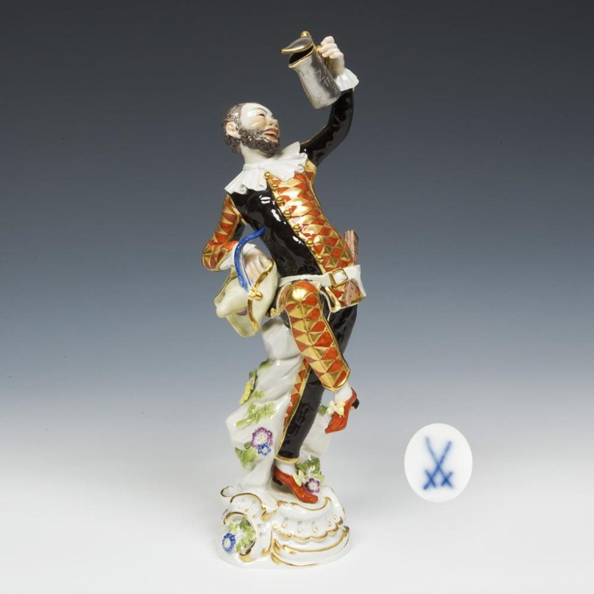 Harlekin mit Deckelkanne.  Meissen.