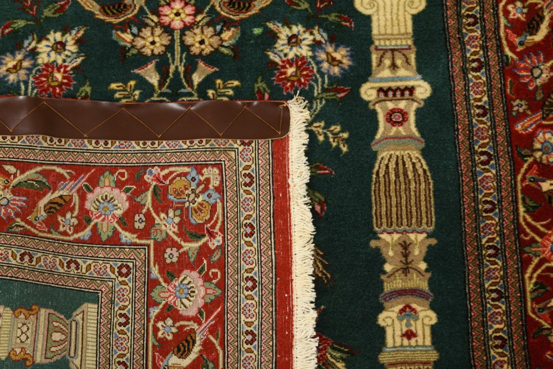 Orientalischer Nischenteppich mit prächtigem Vasenmotiv und Vögeln. - Bild 2 aus 2