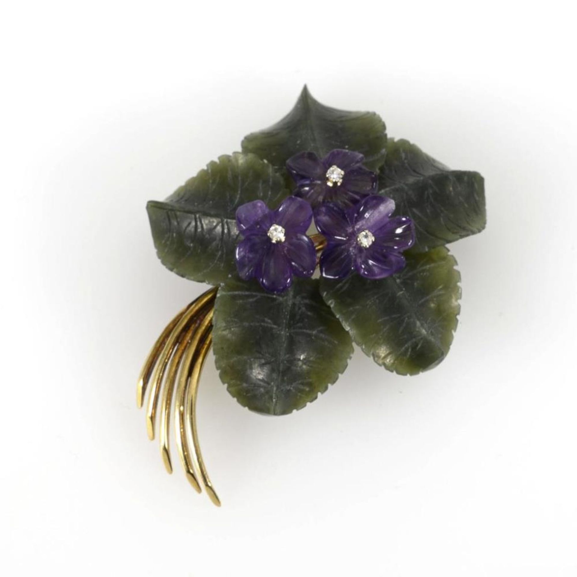 Veilchenbrosche mit Amethysten, Nephrit-Jade und Diamanten.