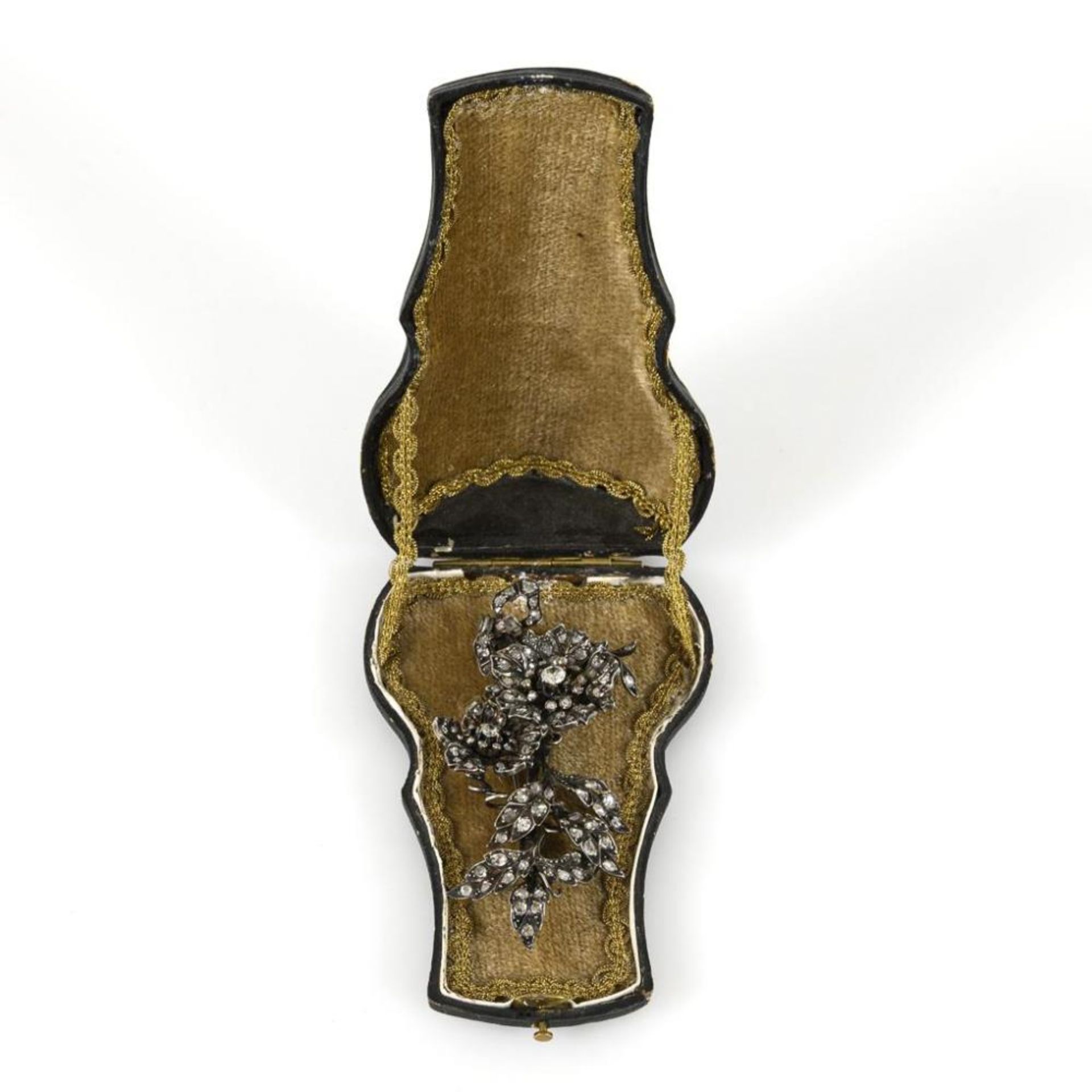 Antike Blütenzweigbrosche mit Altschliff-Brillanten und Diamantrosen in altem Etui. - Bild 4 aus 4