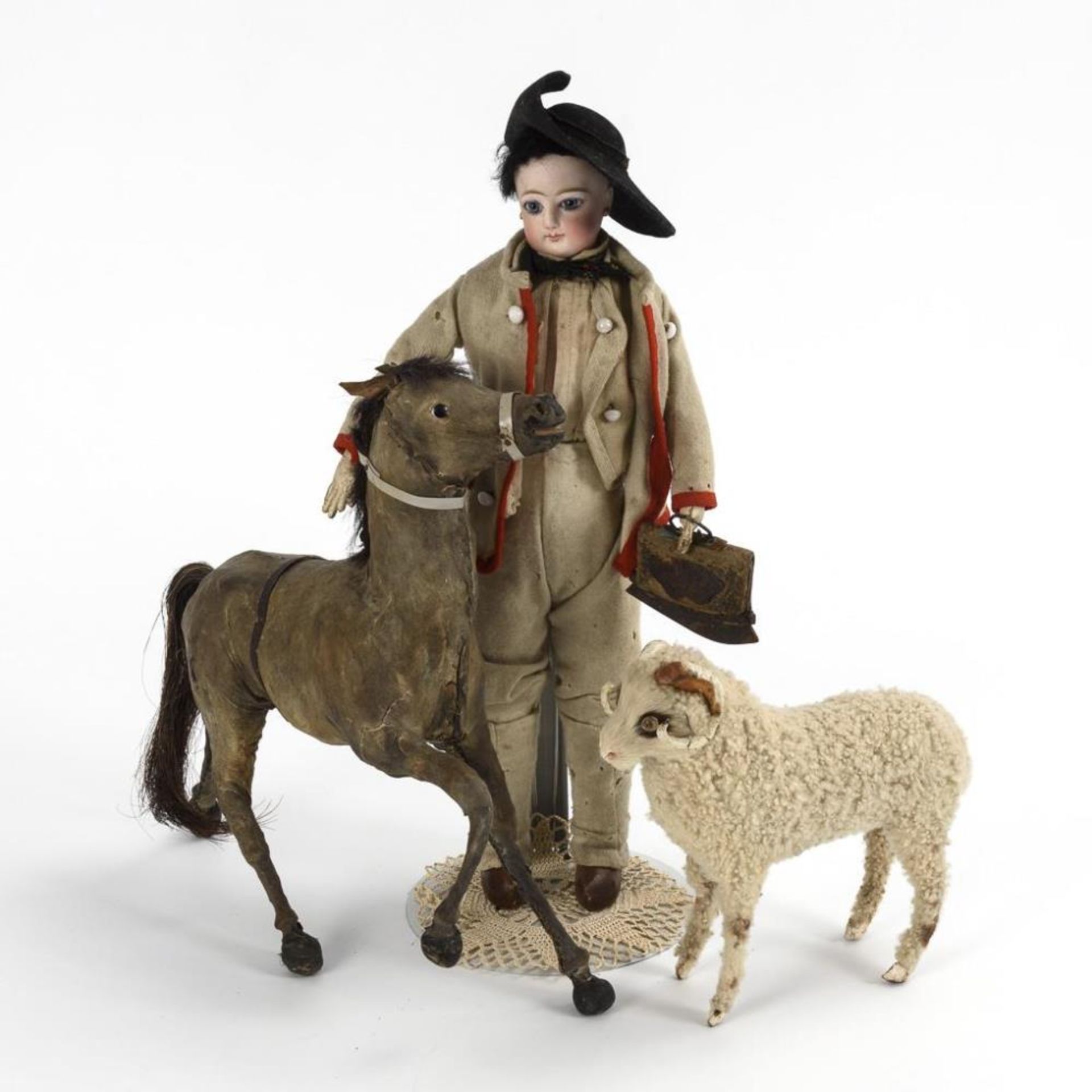 Zierliche Porzellankopfpuppe mit Pferd und Schaf.