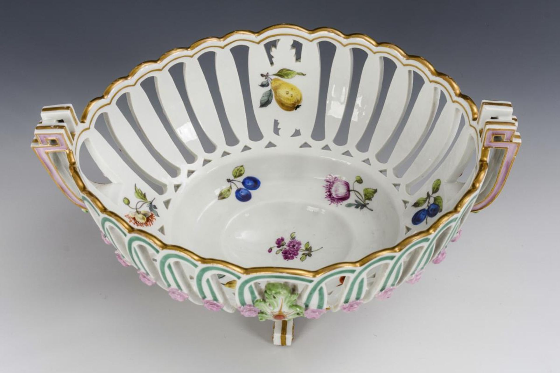 Empire-Korb mit Blumen- und Fruchtmalerei.  Meissen. - Bild 2 aus 4