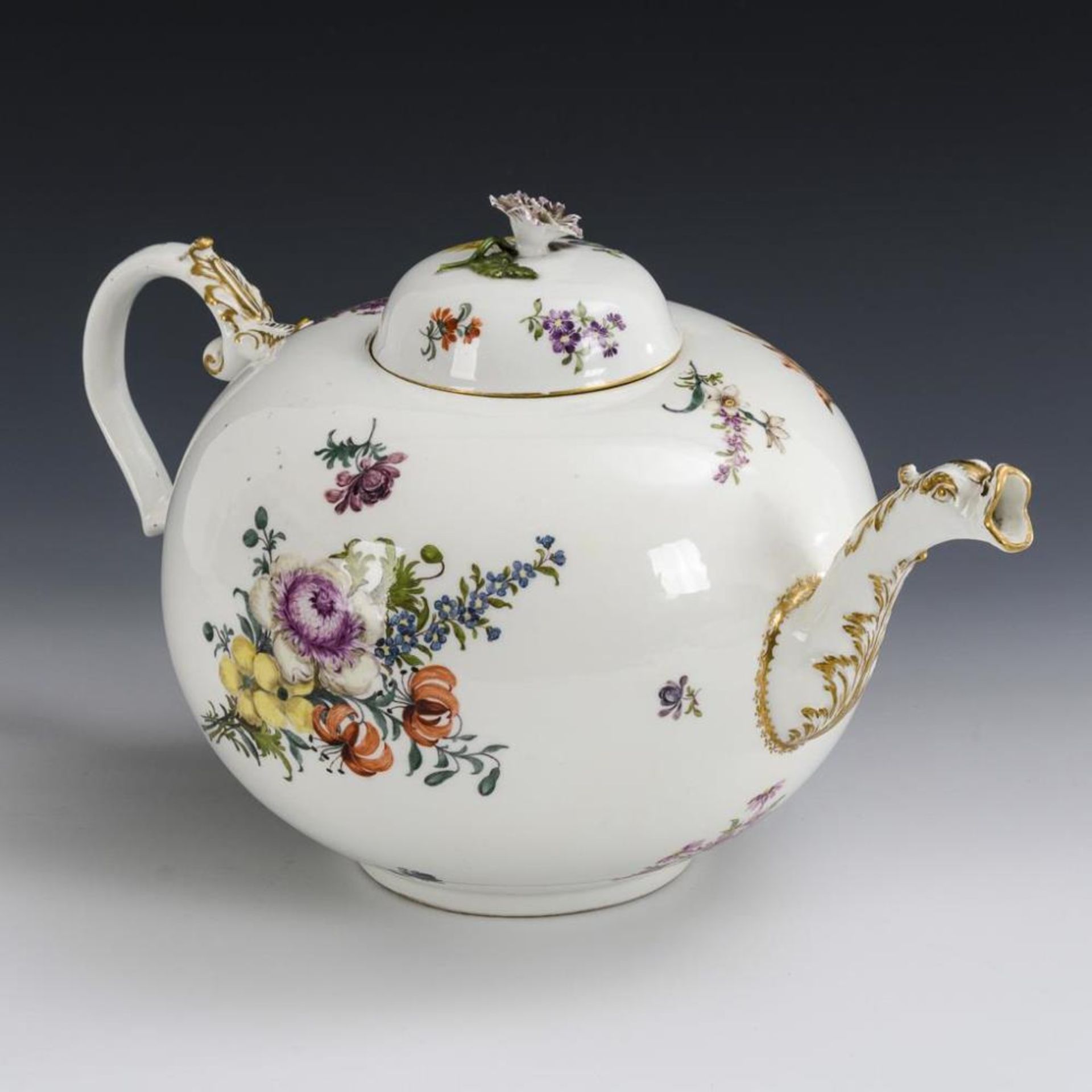 Außergewöhnlich große, barocke Teekanne mit Blumenmalerei. Meissen. - Image 2 of 5