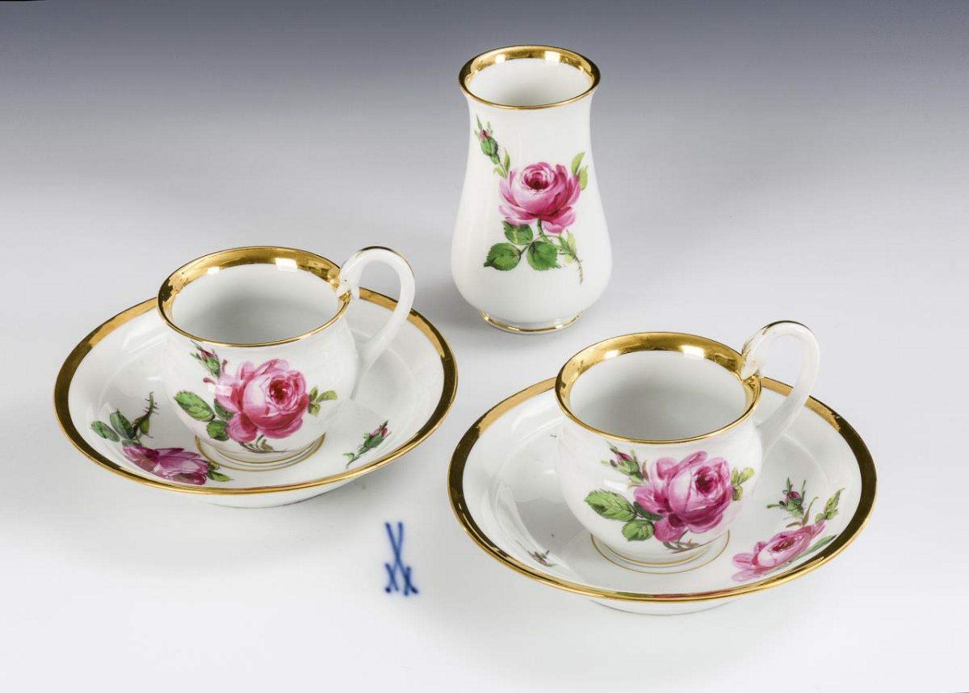 2 Schwanenhenkeltassen und 1 Vase "Rote Rose".  Meissen.