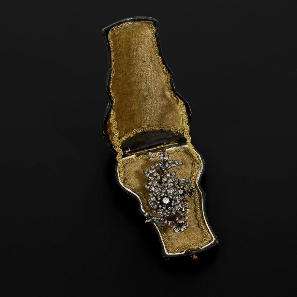 Antike Blütenzweigbrosche mit Altschliff-Brillanten und Diamantrosen in altem Etui. - Image 2 of 4