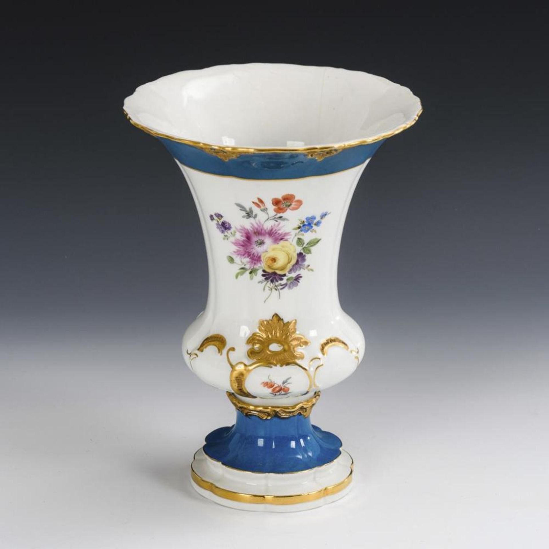 Vase mit Blumenmalerei.  Meissen. - Bild 2 aus 3