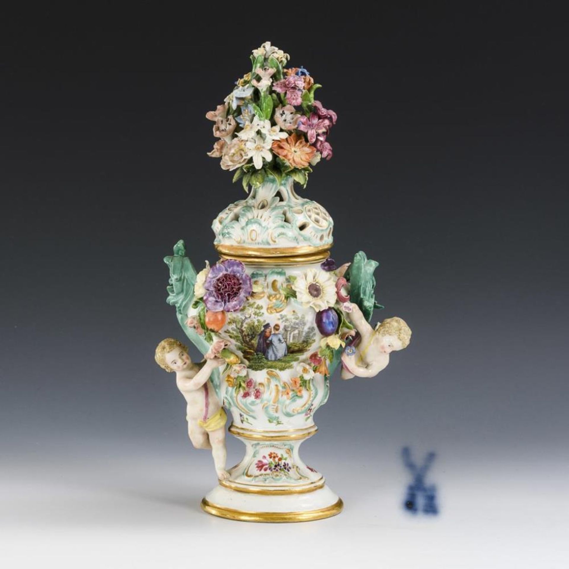 Potpourrivase mit Blütenbelag.  Meissen.