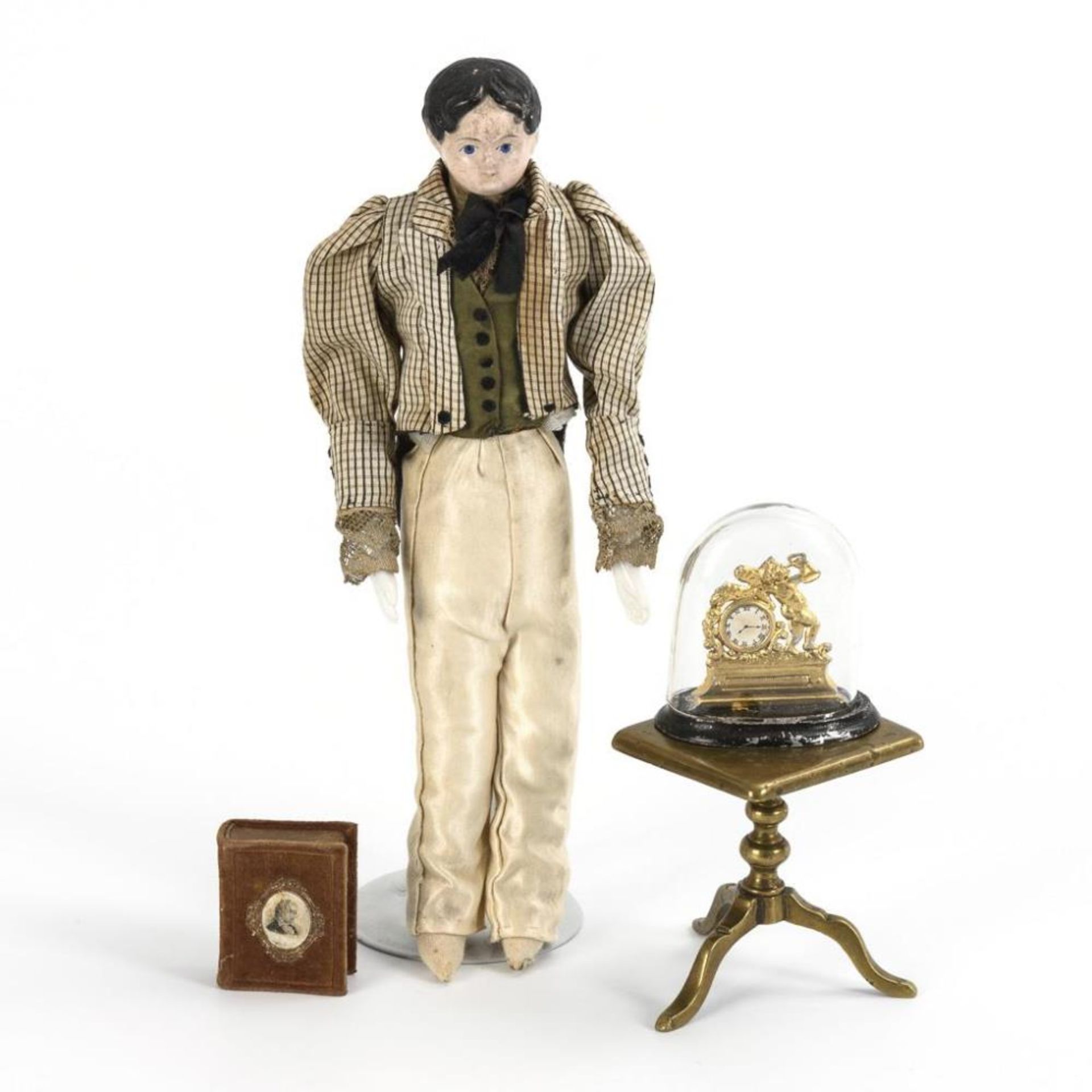 Spätbiedermeier-Puppenstuben-Herr mit Klapptisch, Miniatur-Uhr und Buch.