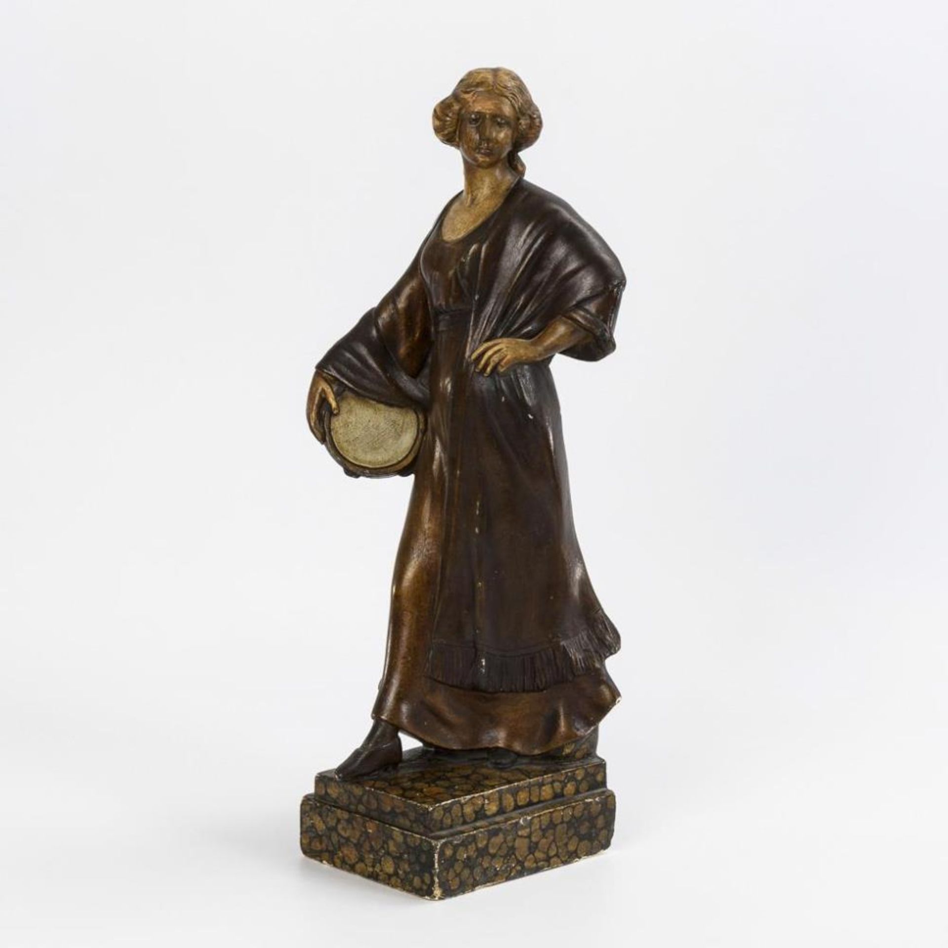 Jugendstil-Dame mit Tambourin.  Kölner Kunstfiguren-Fabrik, H. & M. Löhnberg.