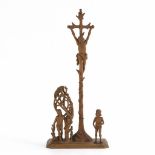 Miniaturschnitzerei: Kruzifix mit Adam und Eva.