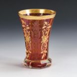 Biedermeier-Becher mit Blumendekor.