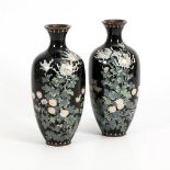 Paar schwarze Cloisonné-Vasen.
