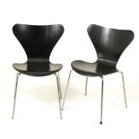 2 Design-Lehnstühle "Serie 7", Entwurf Arne Jacobsen. Manufaktur Fritz Hansen.