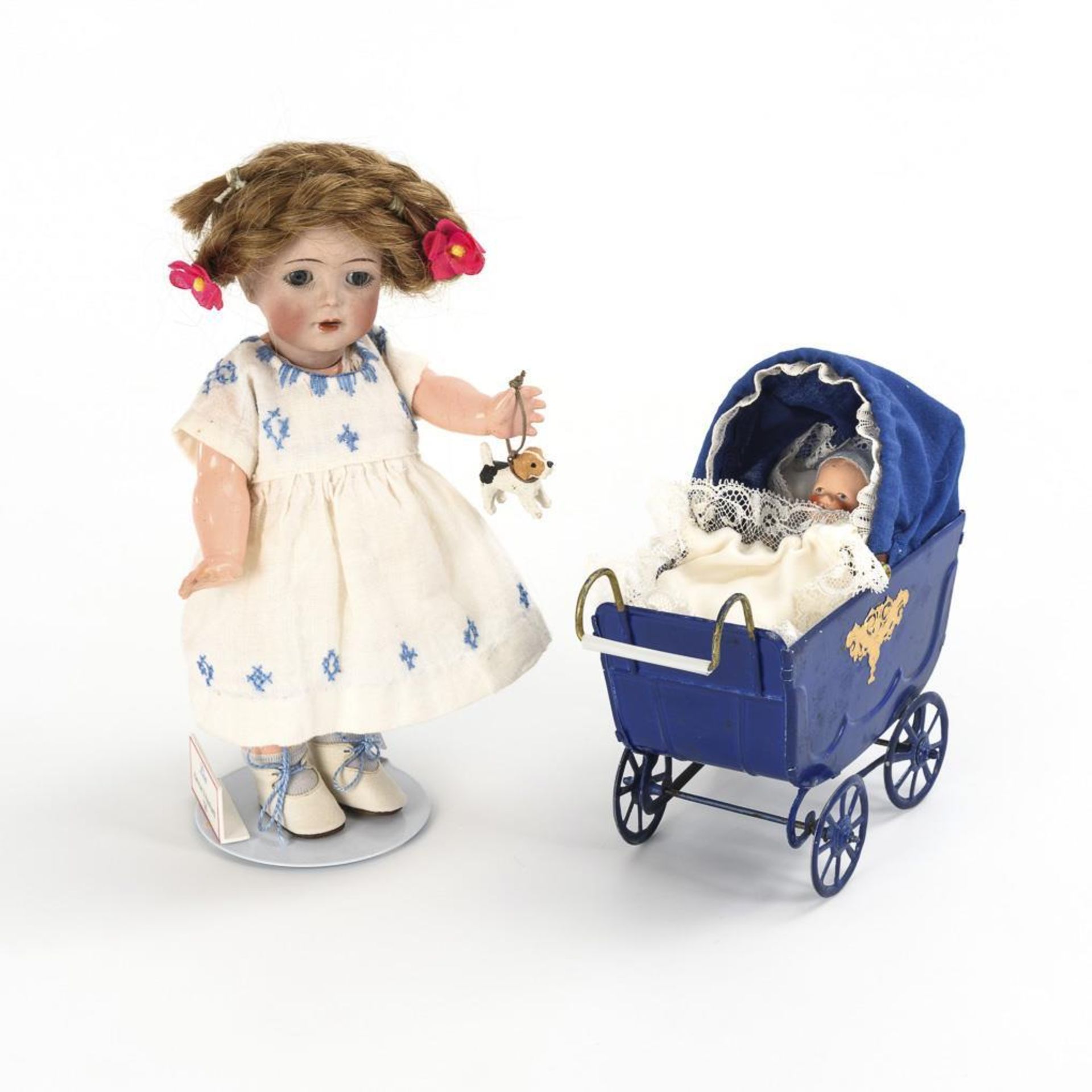 Kleines Charakterpüppchen "Lisa" mit Blech-Puppenwagen.  Kämmer & Reinhardt.