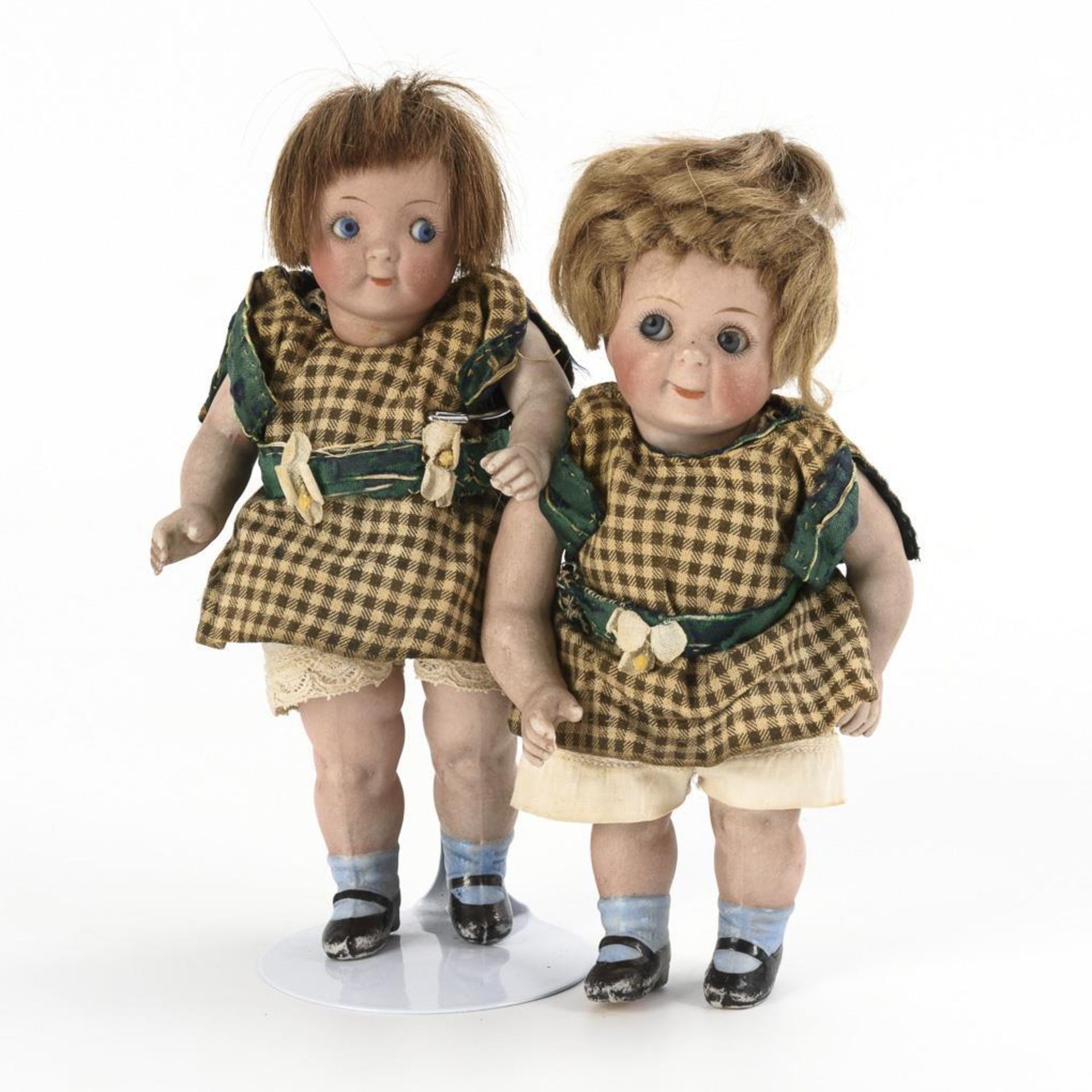 Googly-Zwillingspaar mit karierten Kleidchen.