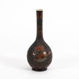 Ungewöhnliche Vase mit Vogeldekor.
