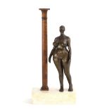 MONOGRAMMIST "NSZ". Moderne Bronzefigur: Frau an einer Säule.