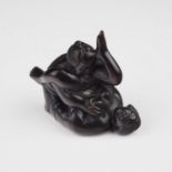 Antikes Netsuke mit erotischer Szene, wohl um 1900