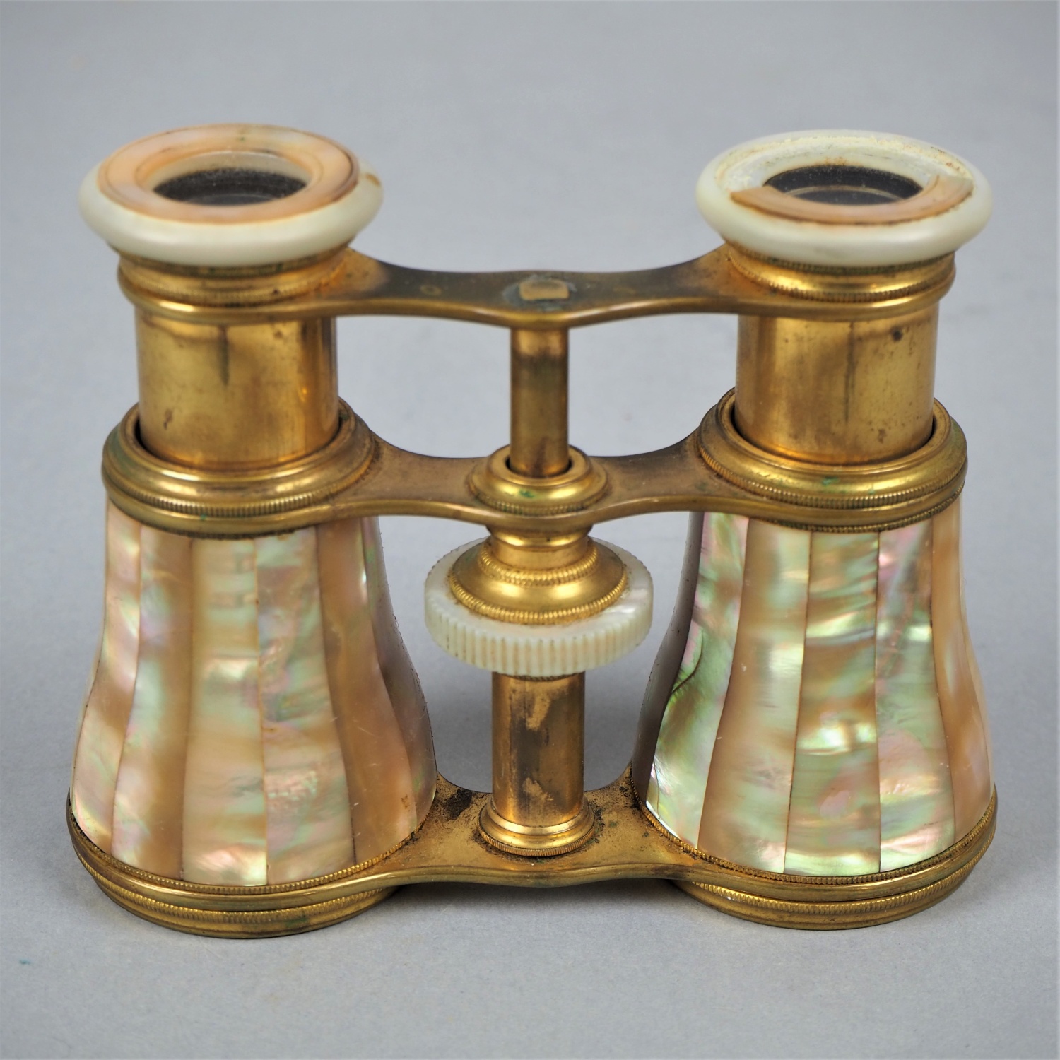 Two opera glasses with mother-of-pearl inlays, early 20th c. - Image 2 of 7