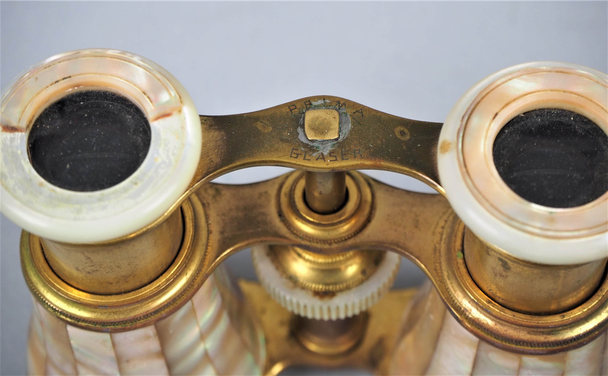 Two opera glasses with mother-of-pearl inlays, early 20th c. - Image 4 of 7