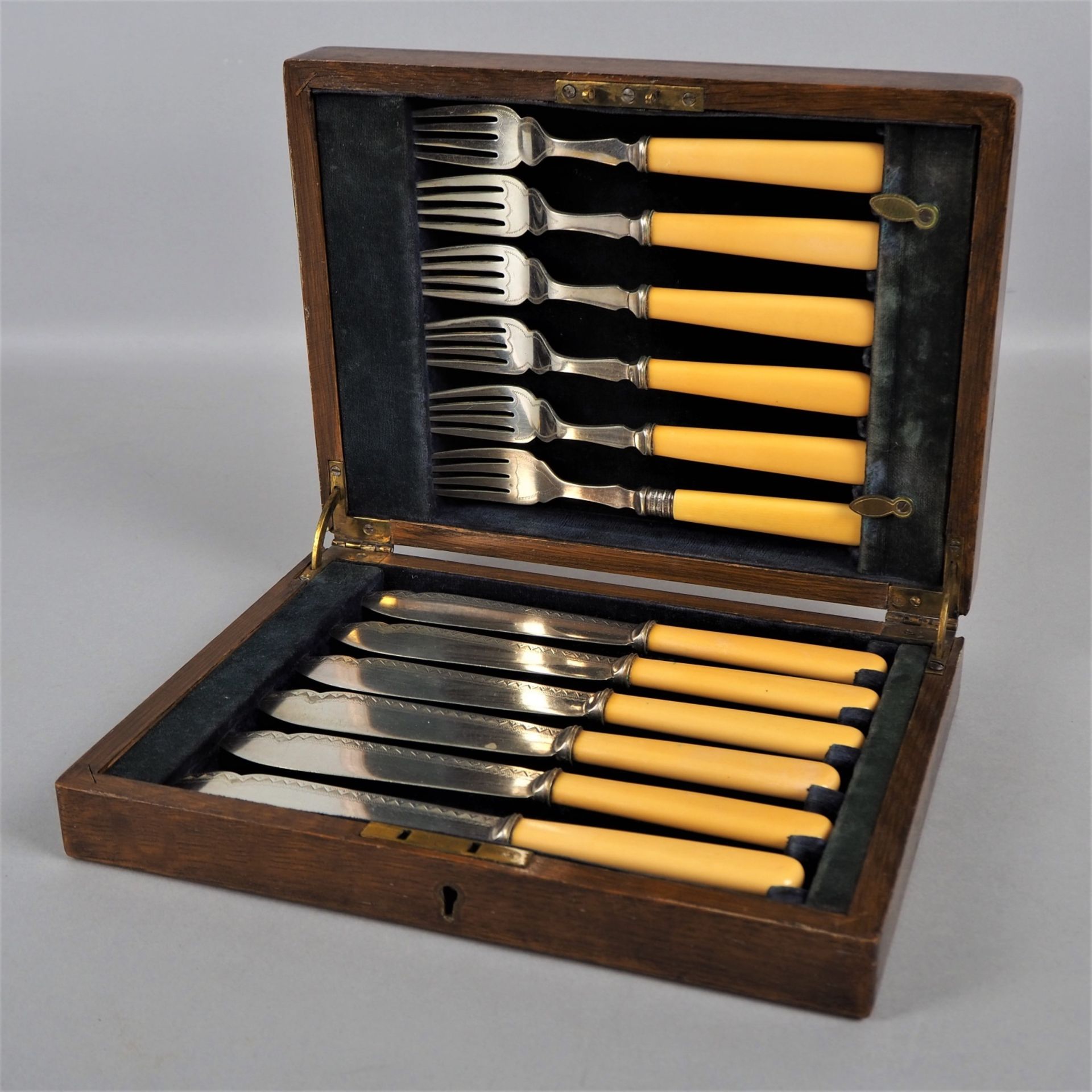 Fish cutlery in wooden case, England beginning of 20th century.