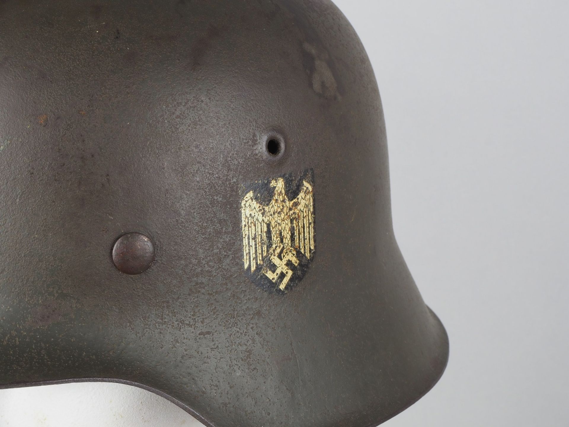 Wehrmacht Stahlhelm M-42 mit Adler Emblem - Bild 2 aus 6