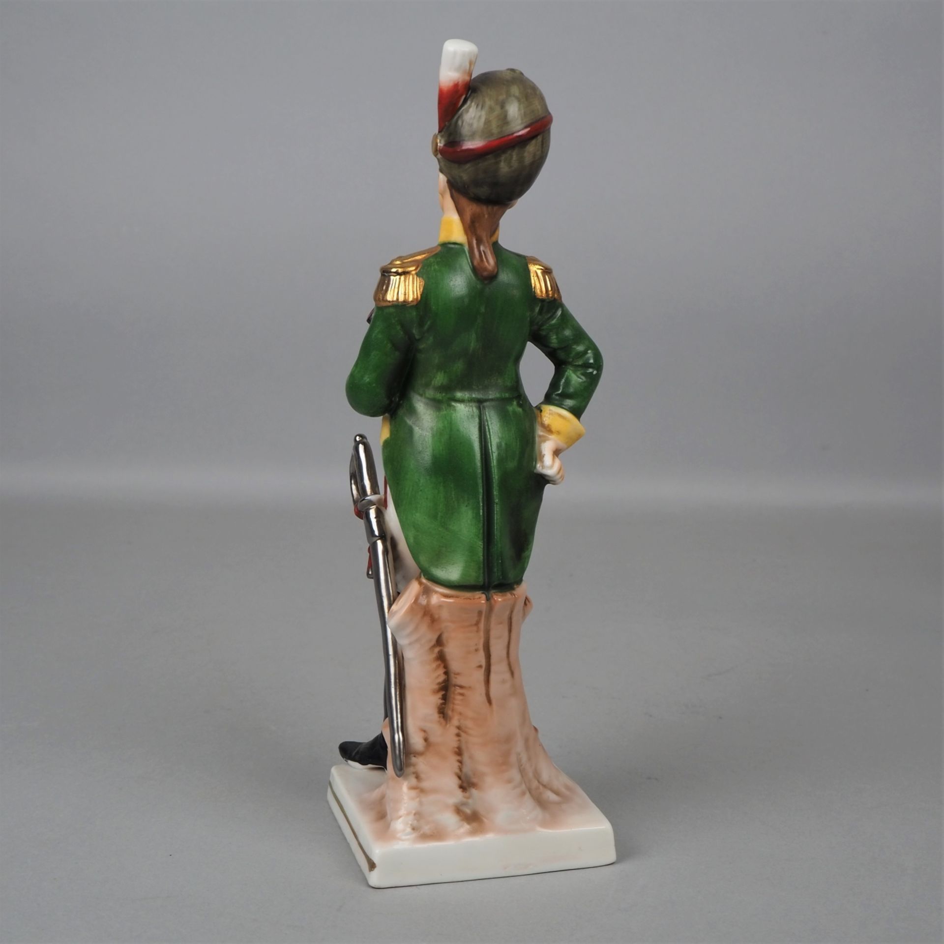 Konvolut Soldaten Porzellanfiguren in Uniform, 20. Jh.  - Bild 6 aus 6