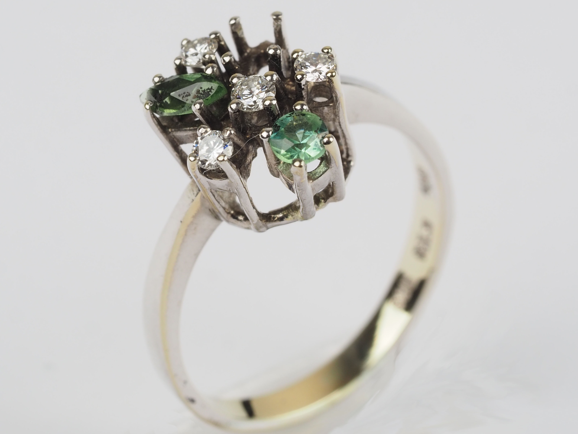 14kt. White gold cocktail ring, diamond/emerald.