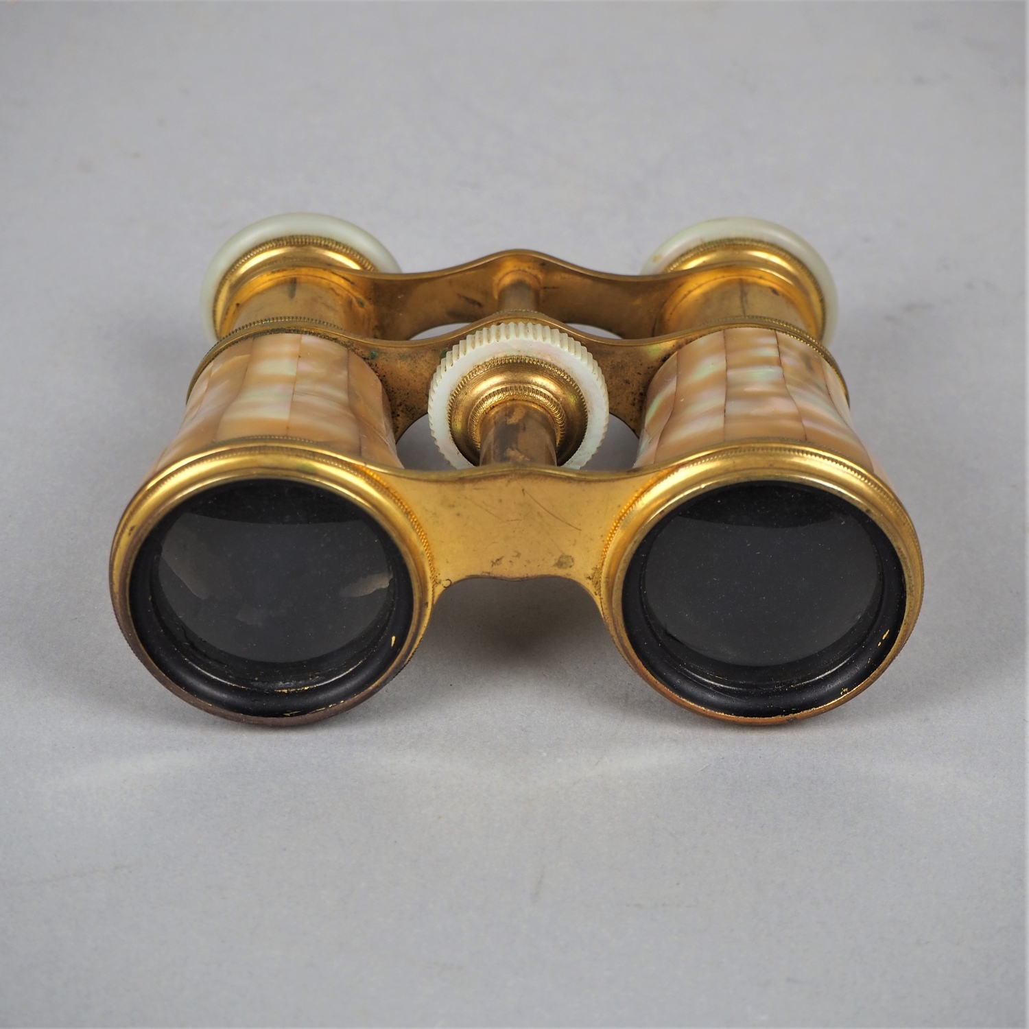 Two opera glasses with mother-of-pearl inlays, early 20th c. - Image 3 of 7