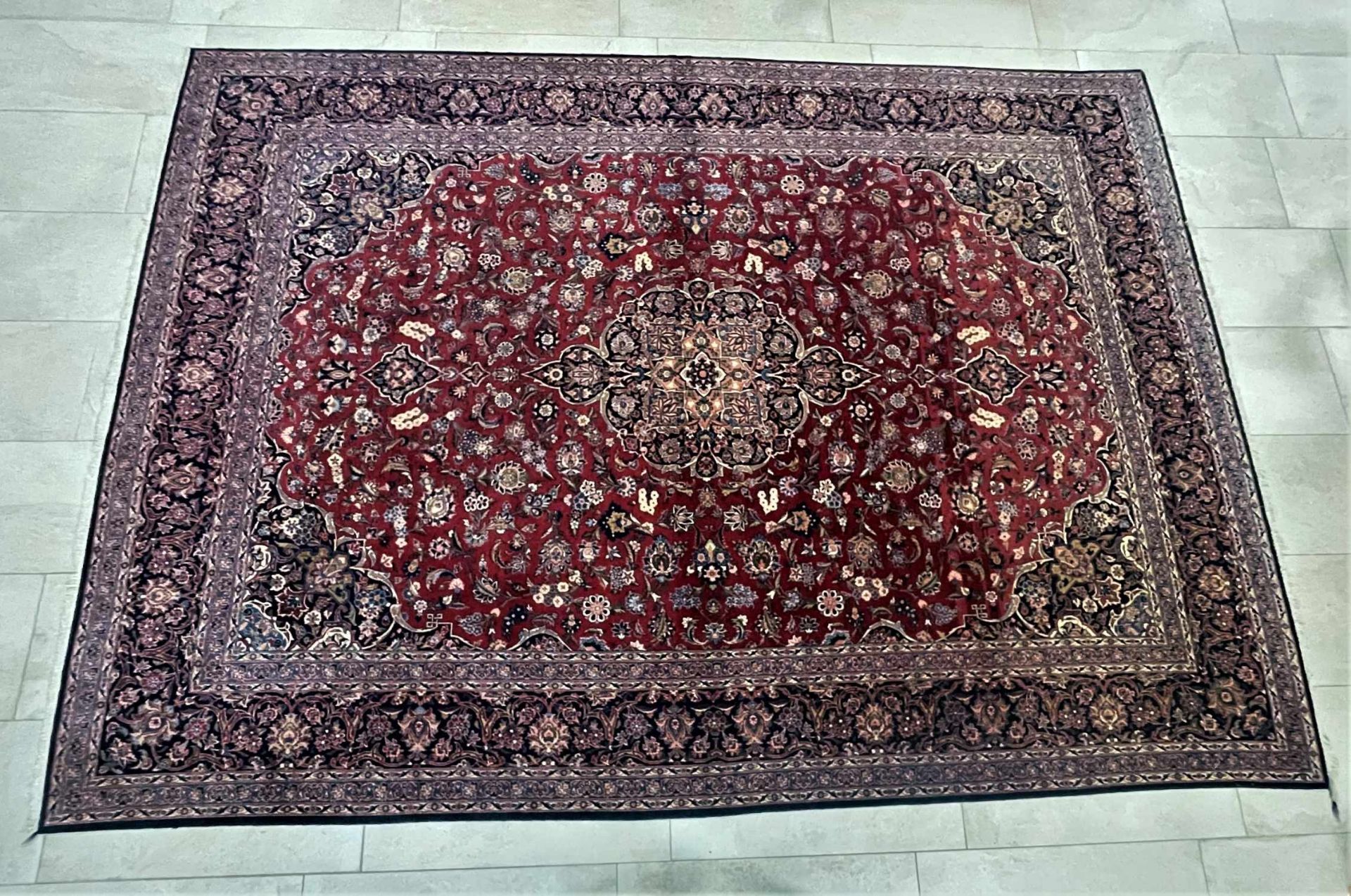 Persian carpet 270 x 370 cm, mid-20th century.