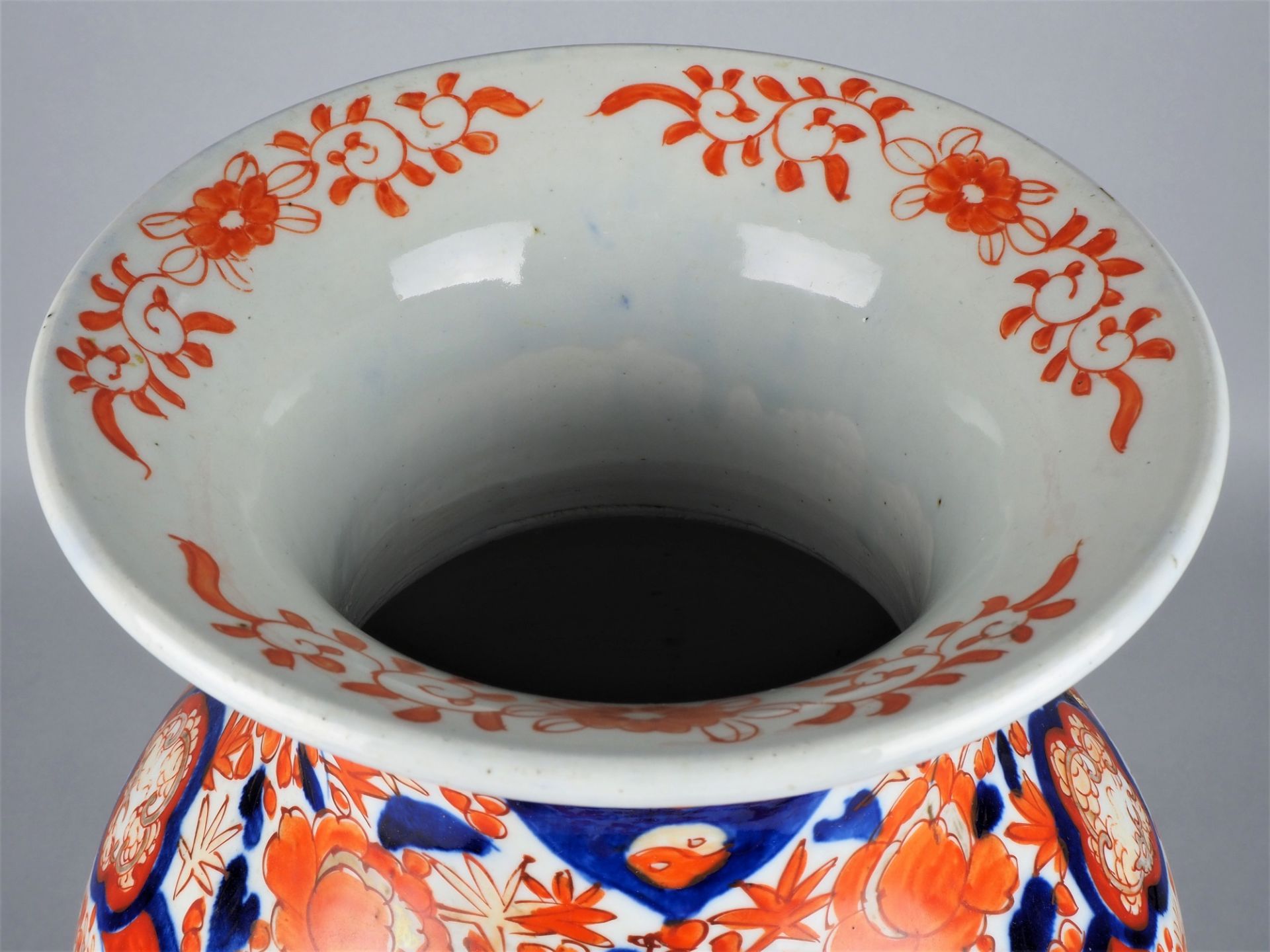 Große Imari - Vase, Japan 18./19. Jh. - Bild 4 aus 5