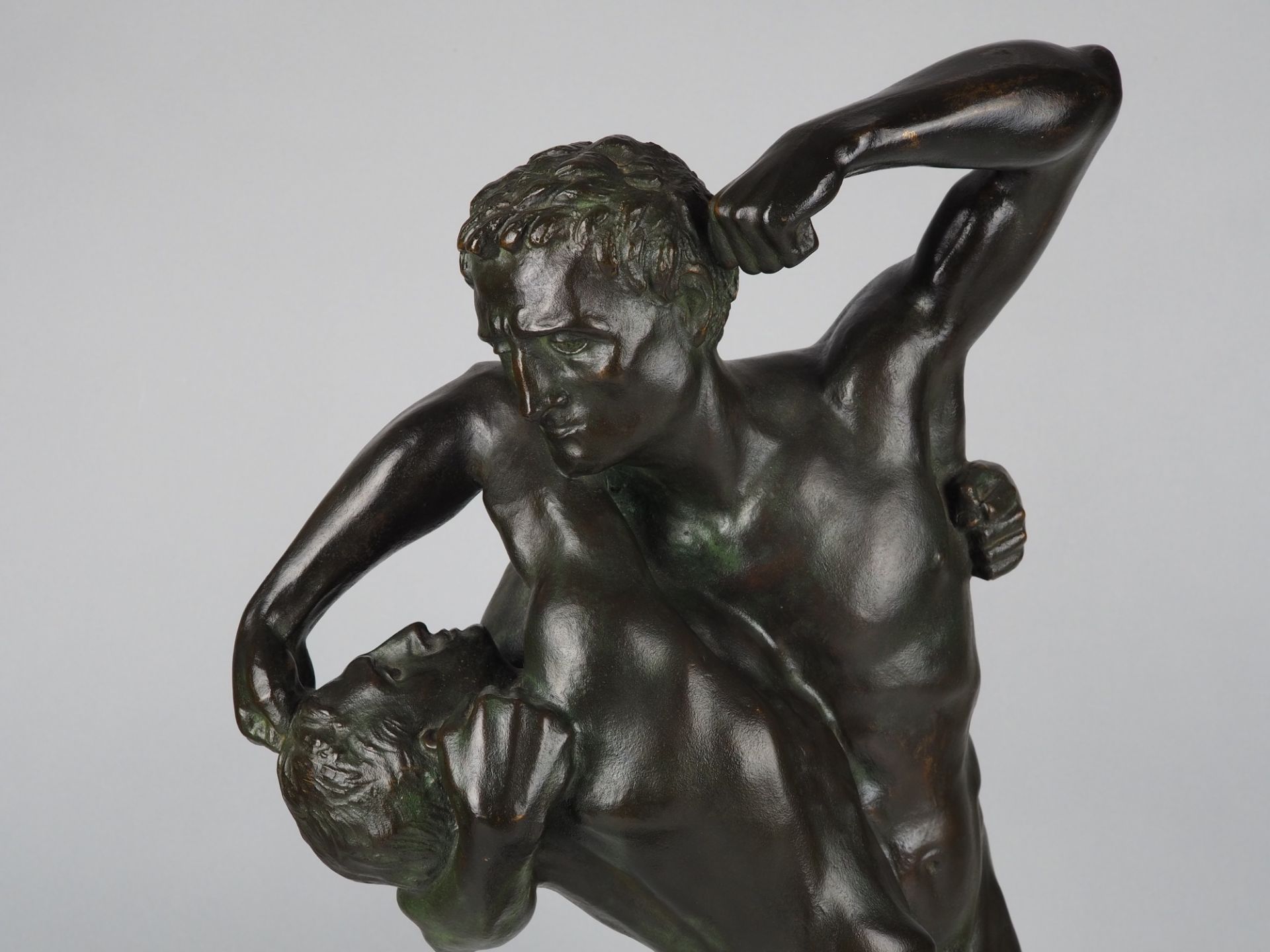 Imposing figure group of fighting male nudes made of bronze by Wilhelm Julius Frick beginning 20th  - Image 4 of 5