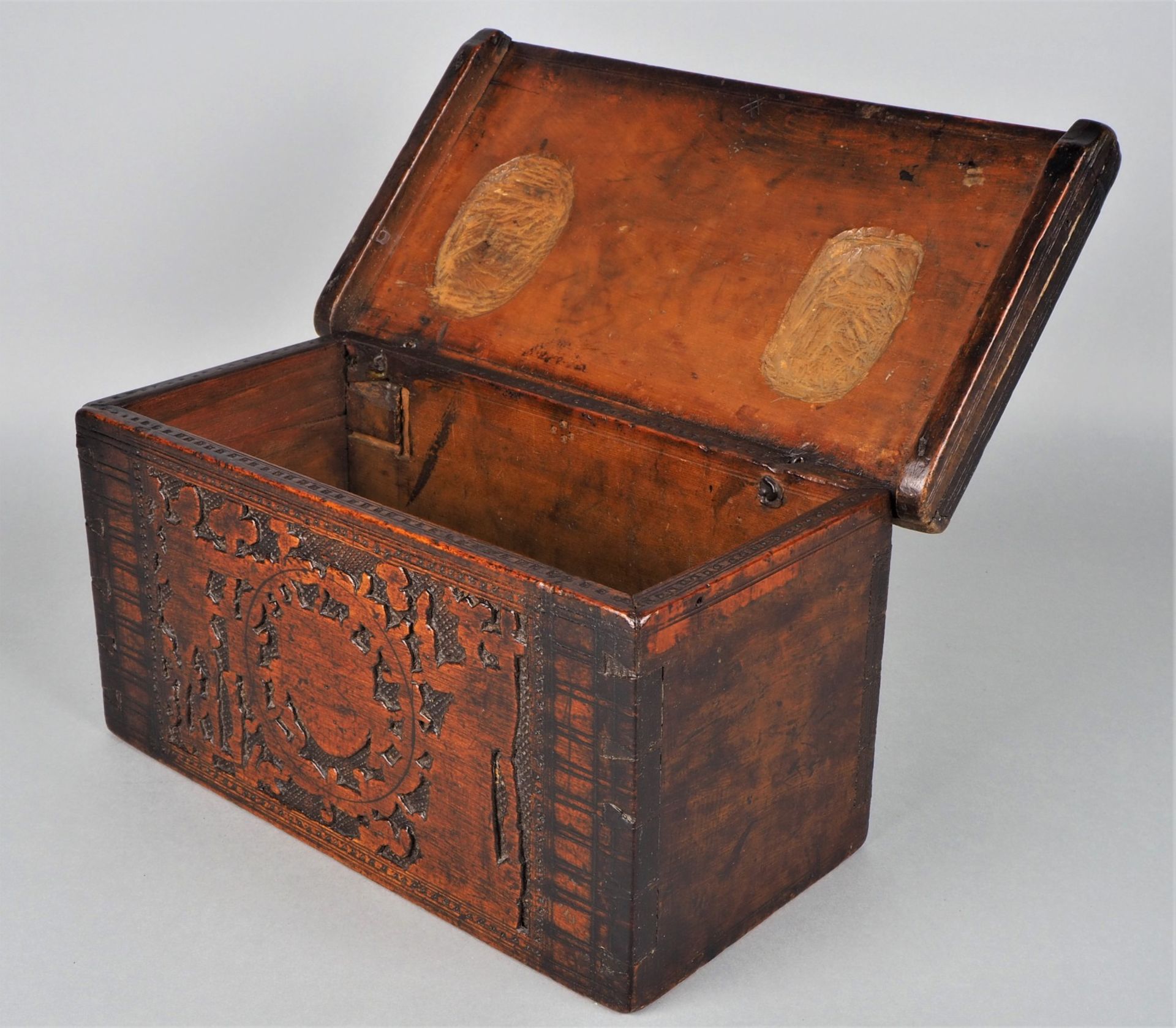 Renaissance casket made of cedar wood, Northern Italy, early 16th century. - Image 2 of 5