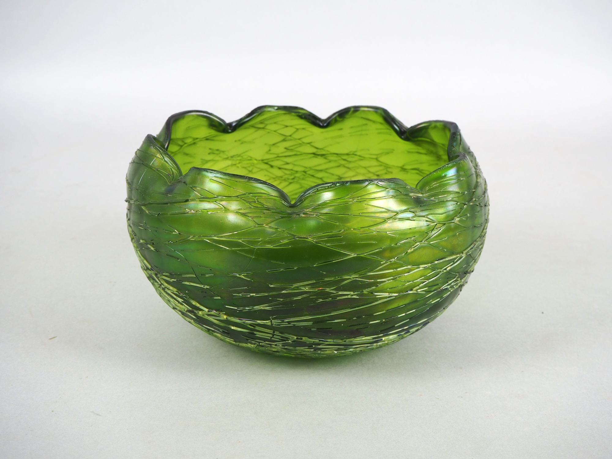 Glass bowl "Loetz", around 1900.