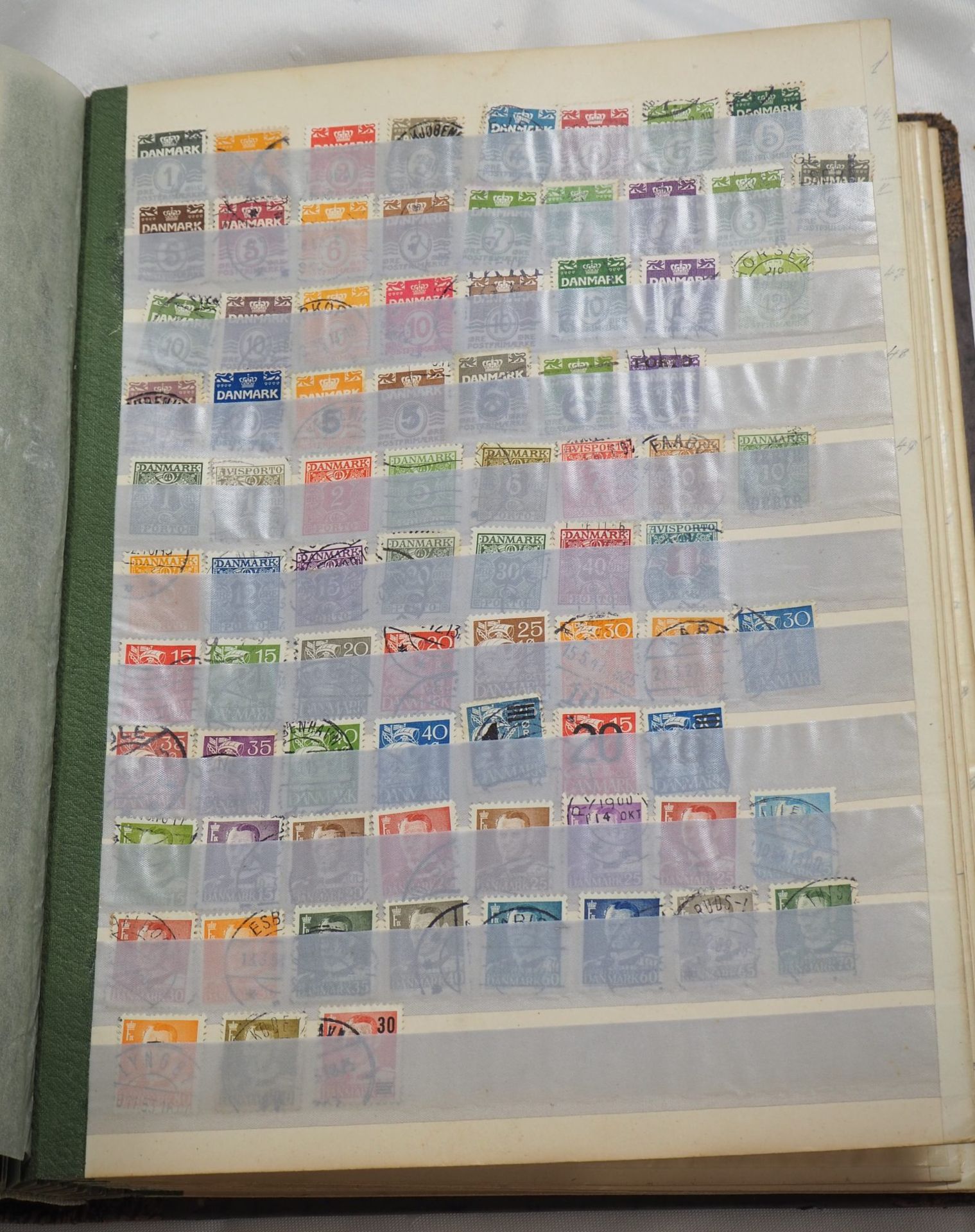 Huge assortment of stamps, plus numismatic sheets with commemorative coins, 18 full moving boxes - Image 7 of 24