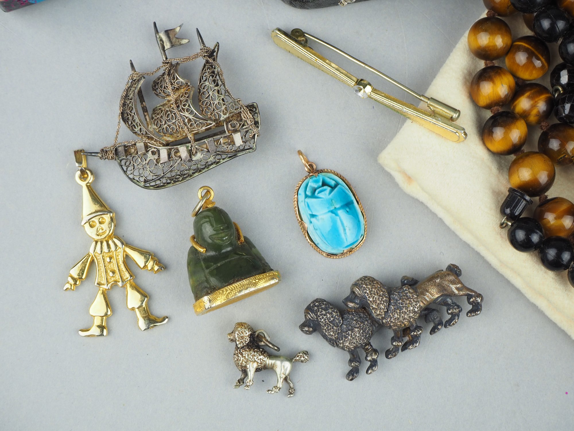 Assorted vintage costume jewelry - Image 2 of 2
