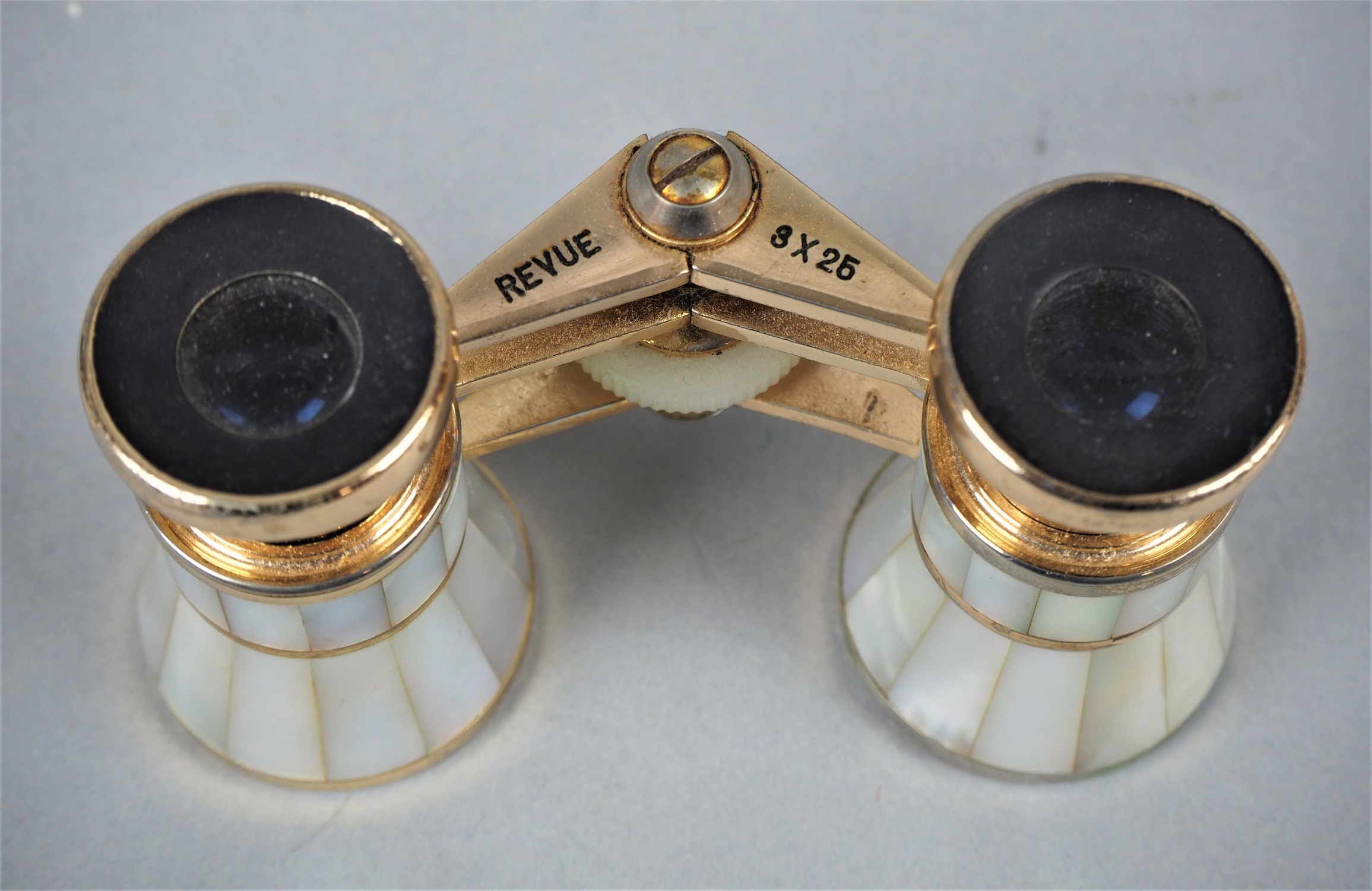 Two opera glasses with mother-of-pearl inlays, early 20th c. - Image 7 of 7