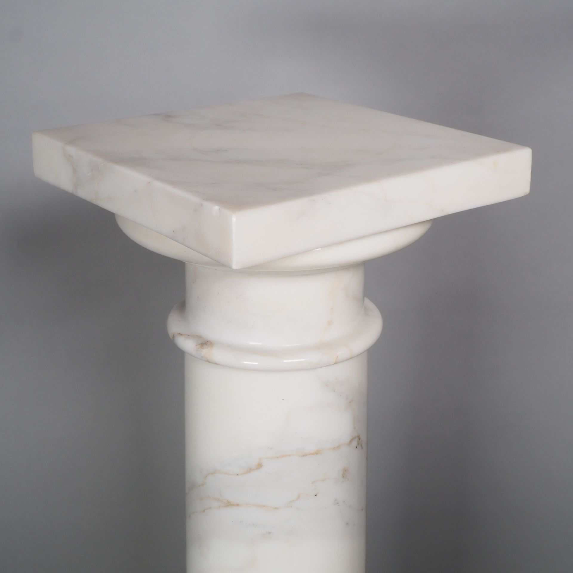 Säule aus weißem Carrara-Marmor, 20. Jh. - Bild 2 aus 2