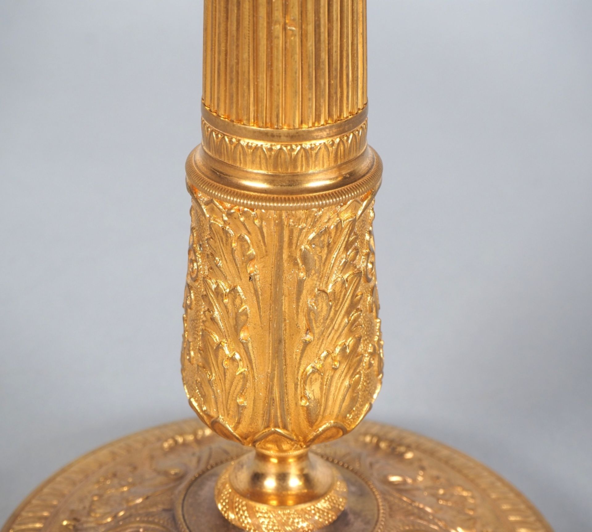 Paar feuervergoldete Empire Kerzenleuchter um 1800 - Bild 5 aus 5