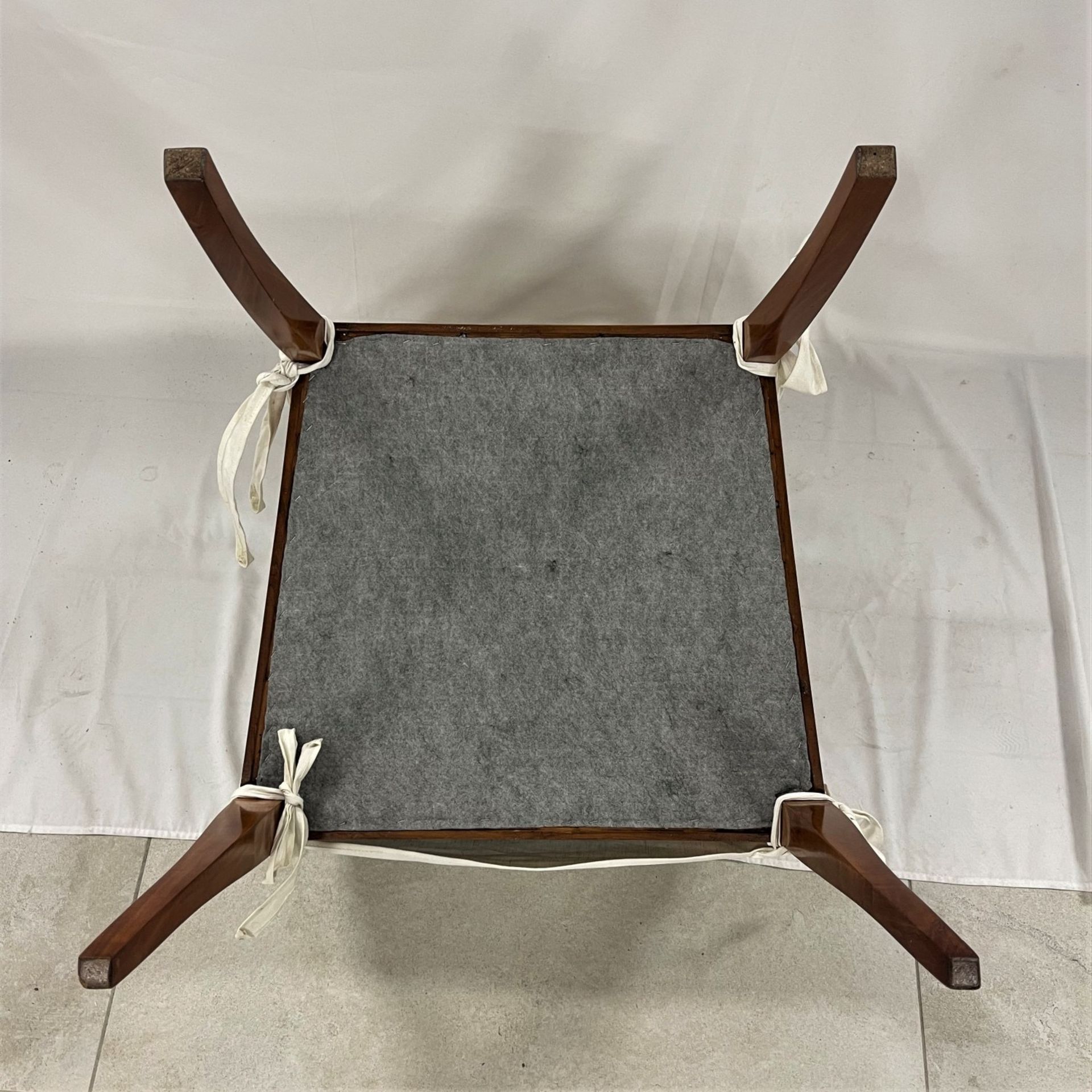 Biedermeier Tisch mit 4 Stühlen, einer davon als Armlehnstuhl - Bild 7 aus 7