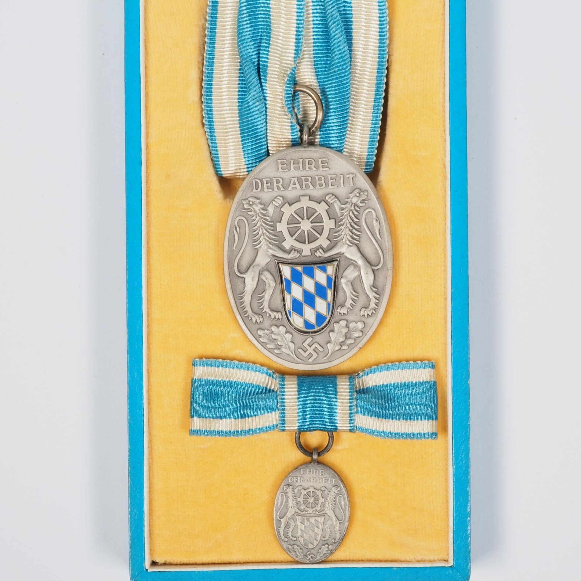 Bavaria 3rd Reich: Loyalty Badge of Bavarian Industry for 25 Years of Loyal Service, in a case - Image 2 of 4