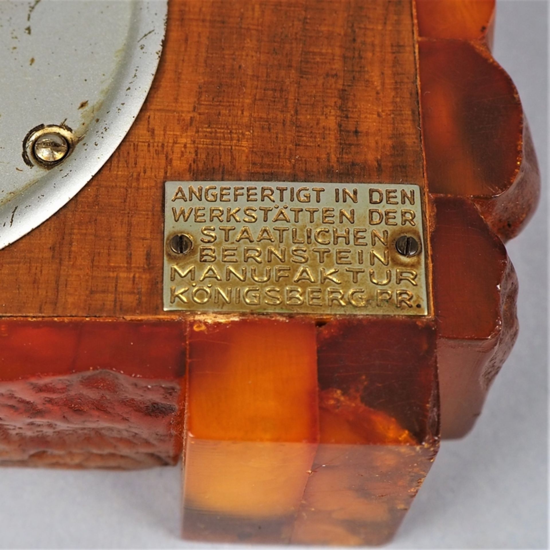 Art deco amber clock, Staatliche Bernstein-Manufaktur, Königsberg, around 1930. - Image 4 of 4