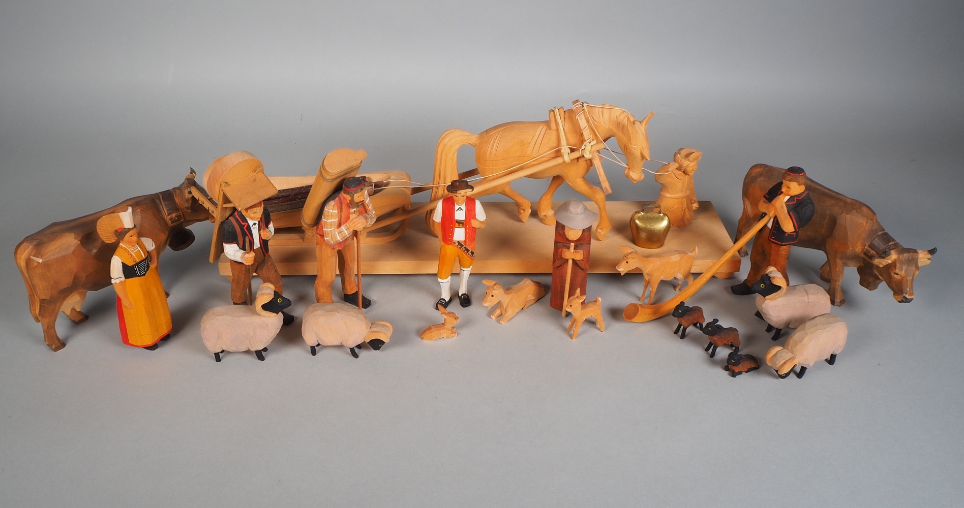 Mixed lot of carved wooden figures, probably Allgäu / Switzerland, 20th century - Image 2 of 2