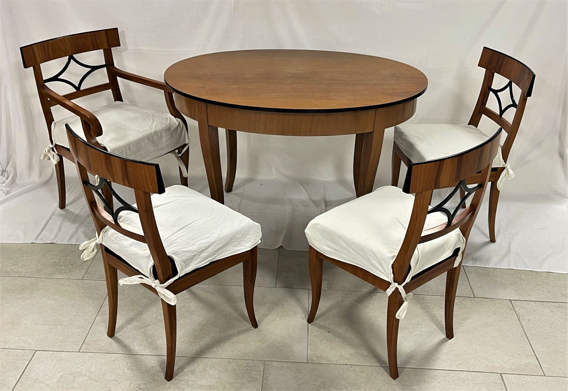 Biedermeier Tisch mit 4 Stühlen, einer davon als Armlehnstuhl