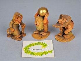 Osvaldo Moroder (South Tyrol) - 3 carved figures, The Salváns people.