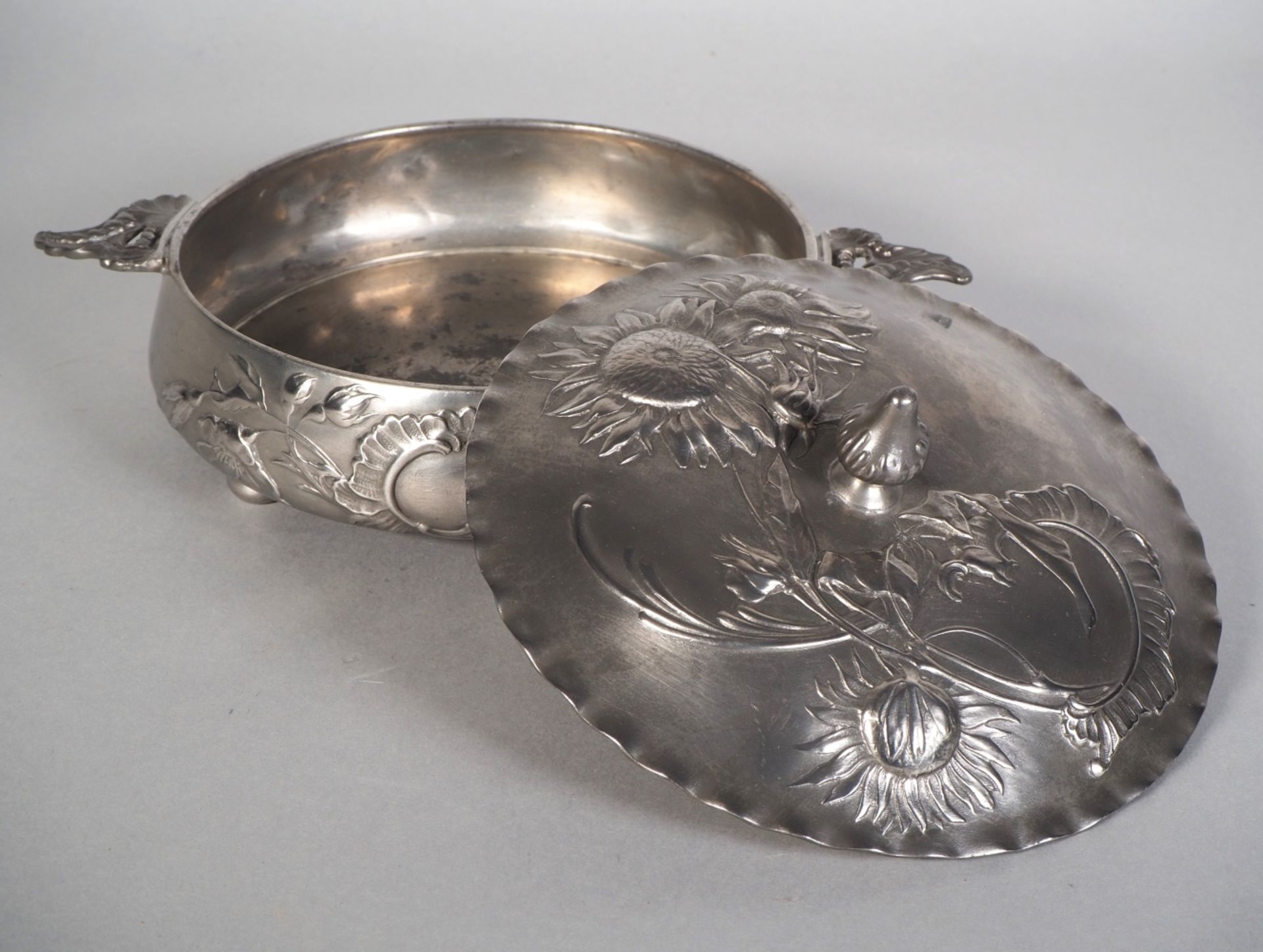 Large lidded bowl, around 1900 - Image 2 of 3