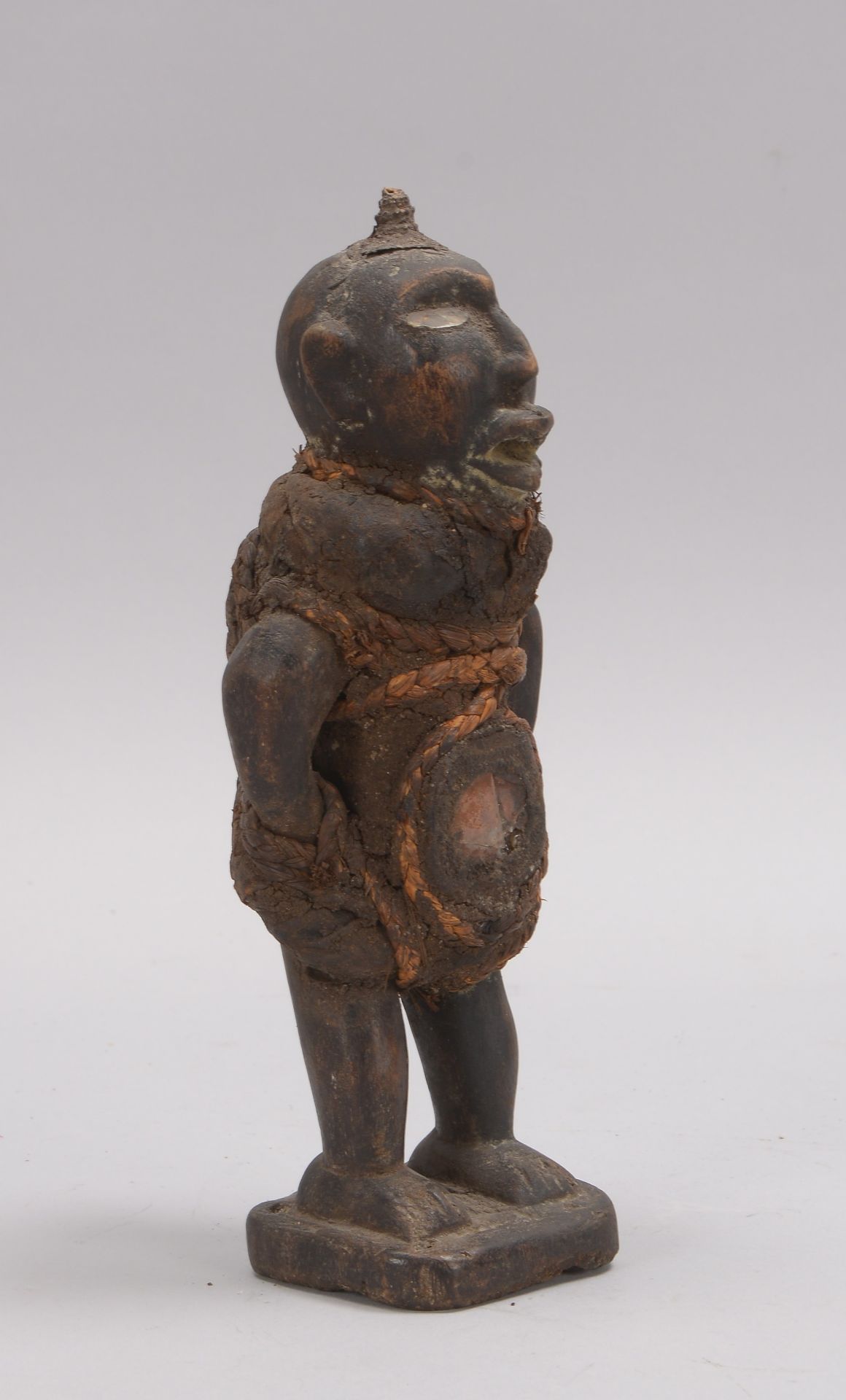 Holzfigur (Benin/Afrika), &#039;Tr&auml;ger mit Rucksack&#039;, mit Rattan-Applikationen - Image 2 of 2