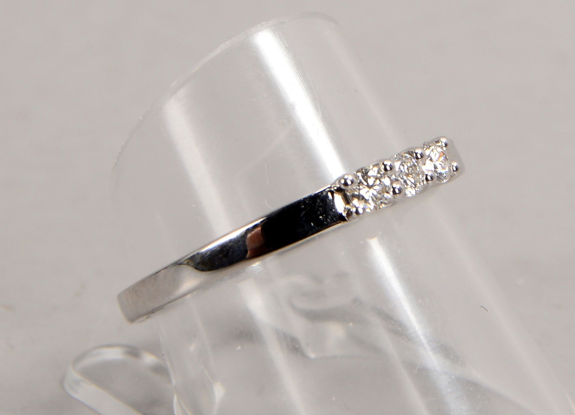 Ring, 750 WG, mit 3-fachem Brillantbesatz/zusammen 0,18 ct, F-Vsi
