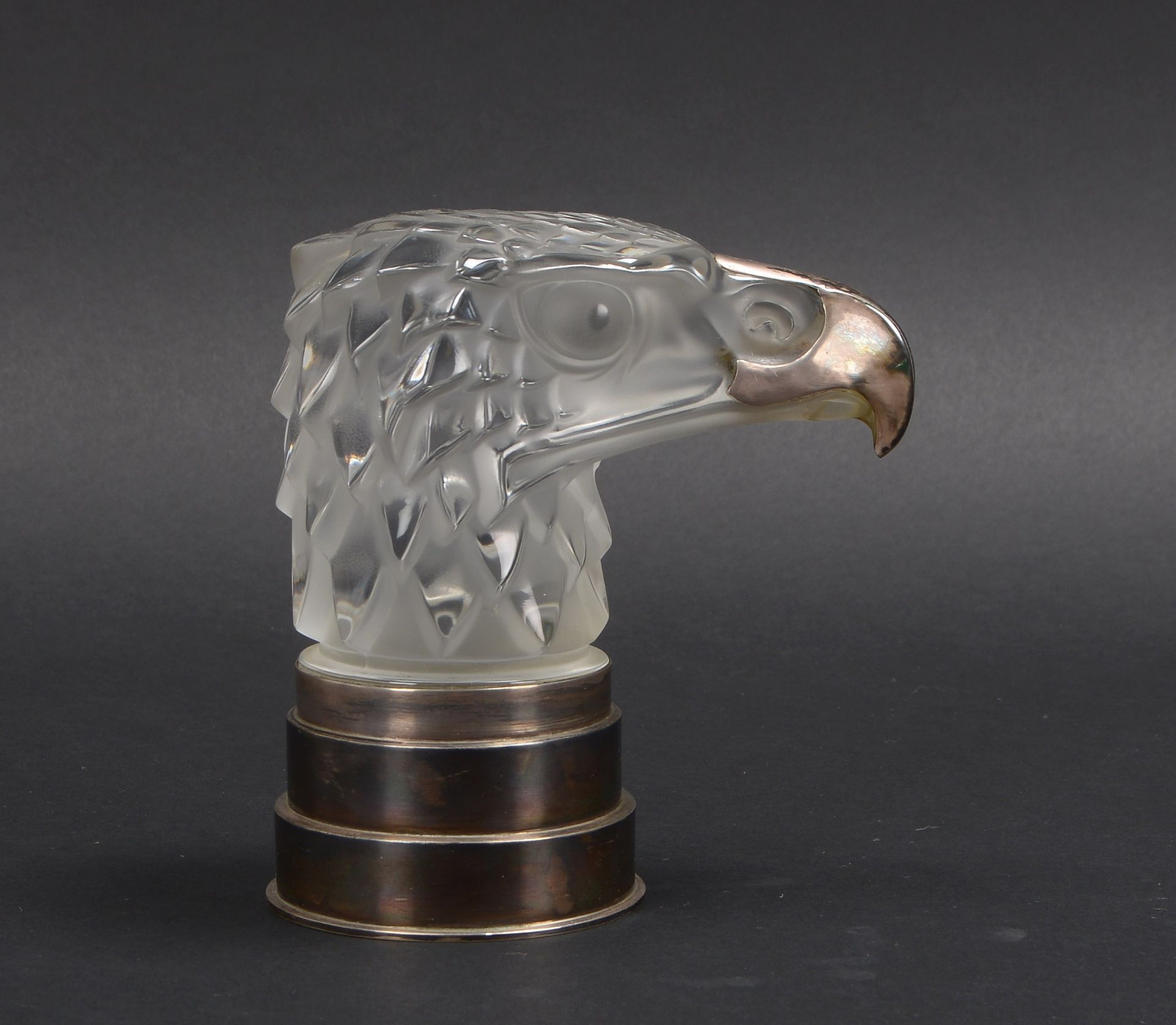 Rene Lalique/Frankreich, Glasskulptur, Adlerkopf, Klarglas mattiert und poliert, Schnabel mit Silbe - Image 2 of 2