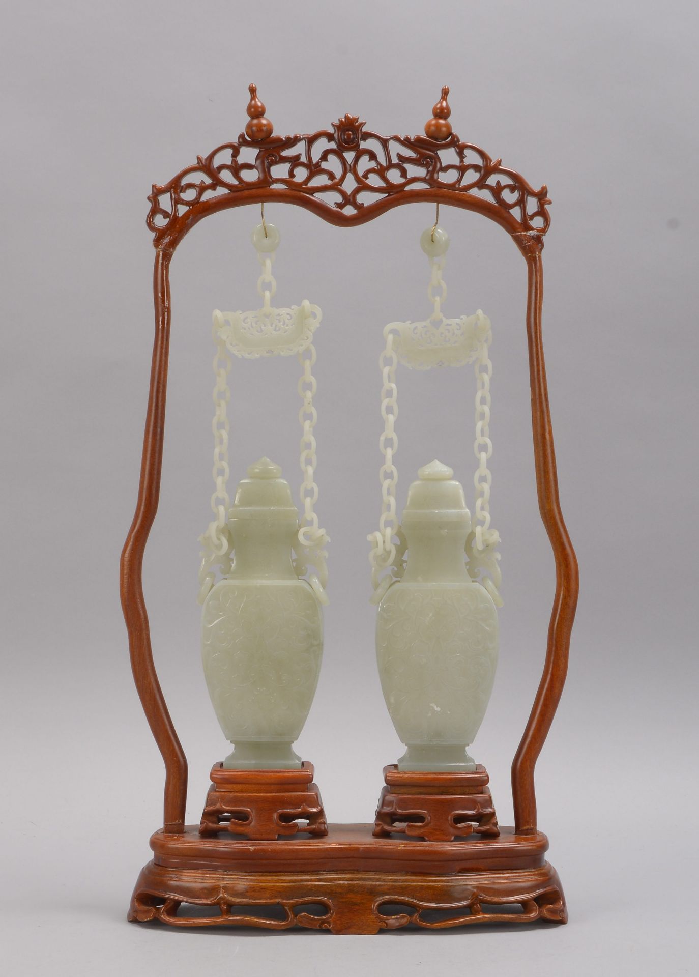 Paar Jade-Deckelgef&auml;&szlig;e (China), jeweils mit geschnitztem Reliefdekor und Kettenaufh&auml;